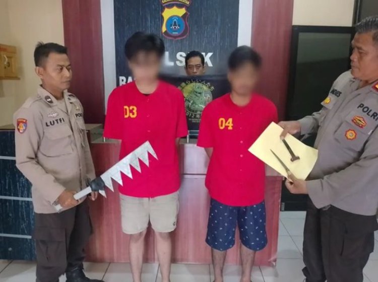 Berhasil Di Bekuk Dua Pemuda Nongkrong Kedapatan Membawa Sajam Untuk Menyerang.