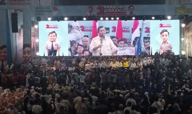 Ribuan Masyarakat Banjiri Gedung Rudy Resnawan Banjarbaru, Sambut Kedatangan Prabowo.