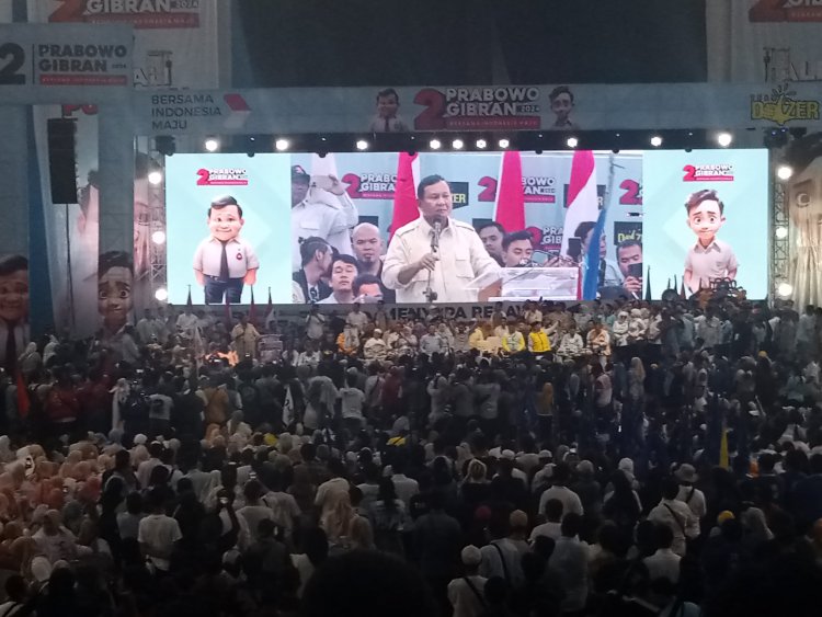 Ribuan Masyarakat Banjiri Gedung Rudy Resnawan Banjarbaru, Sambut Kedatangan Prabowo.