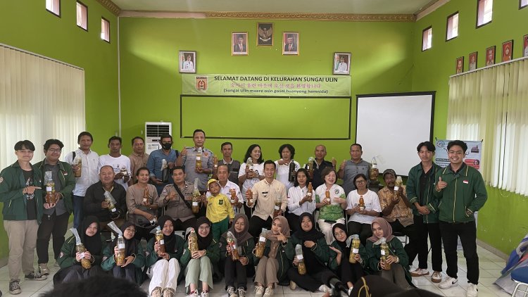 Anggota IMTLI dan EEN bersama warga dan lurah Kelurahan Sungai Ulin dalam kegiatan pengenalan Eco Enzym