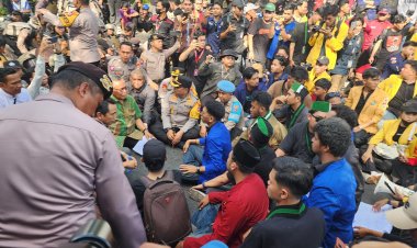 Kecewa tidak ada Respon Dari DPR Provinsi  Kalsel, Penyebab Demonstran Bentrok Dengan Polri