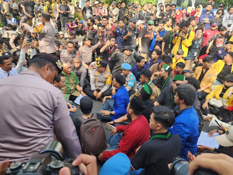 Kecewa tidak ada Respon Dari DPR Provinsi  Kalsel, Penyebab Demonstran Bentrok Dengan Polri