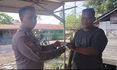 Bripka Ardianto Terus Bantu Warga Beri Air Mineral Gratis Hingga SIM Gratis