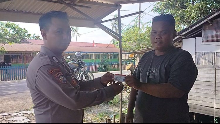 Bripka Ardianto Terus Bantu Warga Beri Air Mineral Gratis Hingga SIM Gratis