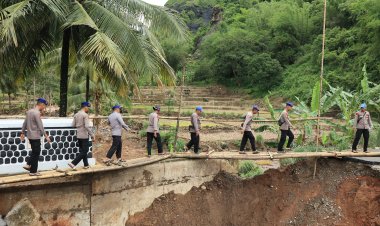 Ditpolairud polda Jabar dan Satpolairud polres Sukabumi bangun jembatan darurat untuk warga
