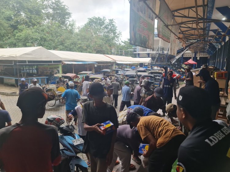 Yayasan Sahabat Berbagi dan LBDH HST Berbagi Jumat Berkah Untuk Abang Becak