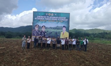 Penanaman rumput Gajah Oleh Kapolda Kalsel Dan Rektor Unlam Bentuk Dukungan Program Asta Cita