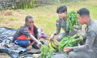 Anggota Damai Cartenz Dukung Pedagang Kecil Dengan Ikut Berbelanja Di Mama Papua