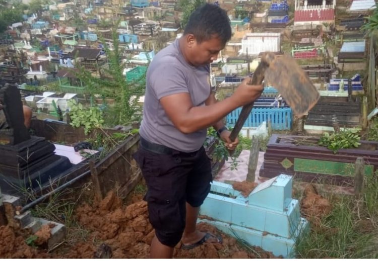 Melihat Lagi Pengabdian Bripka Joko, Polisi yang Sukarela Jadi Tukang Gali Kubur