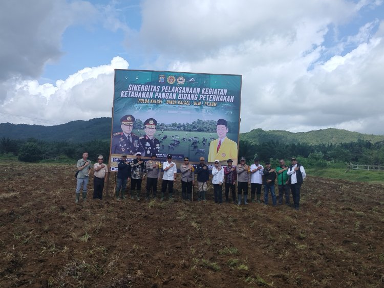 Penanaman rumput Gajah Oleh Kapolda Kalsel Dan Rektor Unlam Bentuk Dukungan Program Asta Cita
