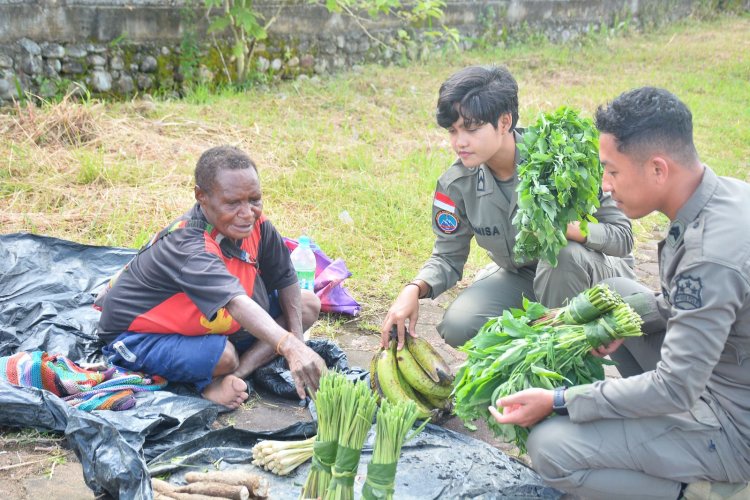 Anggota Damai Cartenz Dukung Pedagang Kecil Dengan Ikut Berbelanja Di Mama Papua