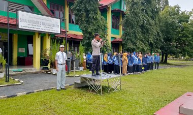 IPTU Ketut Sademen Jadi Pembina Upacara dalam Kegiatan Police Goes To School