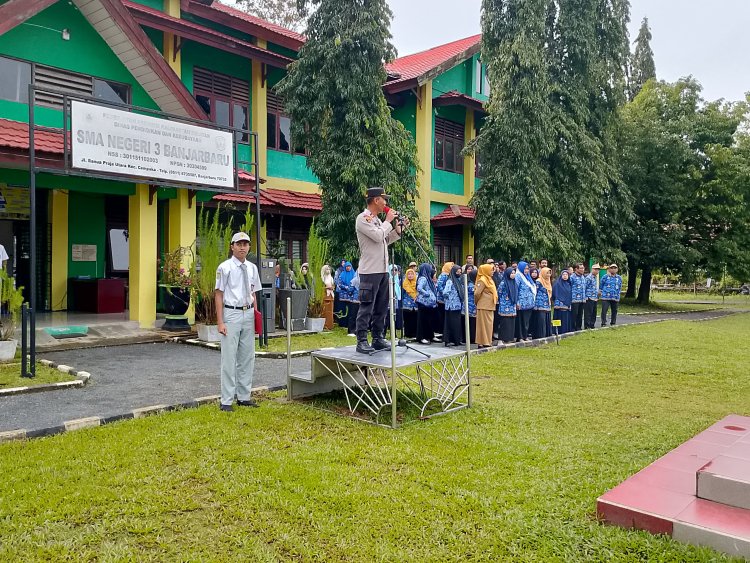 IPTU Ketut Sademen Jadi Pembina Upacara dalam Kegiatan Police Goes To School