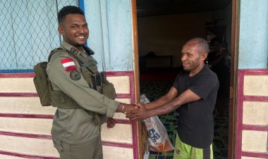 Bantu Ringankan Beban Warga, Polisi di Yalimo Bagikan Sembako