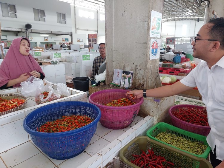 Unit Tipidter Polres Banjarbaru Kunjungi Pasar Bauntung, Cek Harga Sembako Di Bulan Ramadan