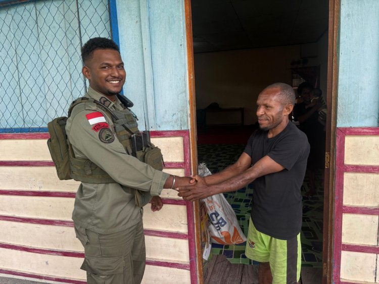 Bantu Ringankan Beban Warga, Polisi di Yalimo Bagikan Sembako