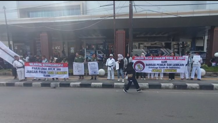 Puluhan Pengurus Lemkari Kalsel Anton Lesiangi Gelar Aksi Damai Tolak Penggunaan Logo oleh Pengurus Baru Lemkari Gemilang