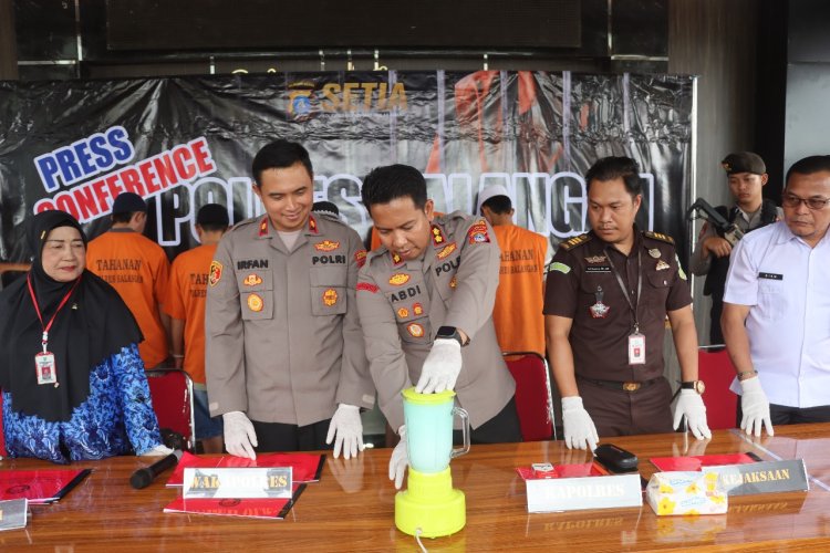 Polres Balangan Blender 101,85 Gram Sabu dan Puluhan Pil Terlarang