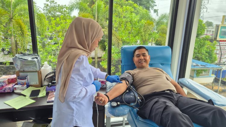 Wujudkan Polisi Humanis, Polres Banjarbaru Gelar Aksi Donor Darah Sambut HUT ke-74 Humas Polri