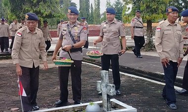 Penuh Khidmat, Brimob Polda Kalsel Gelar Ziarah dan Tabur Bunga Peringati HUT ke-80