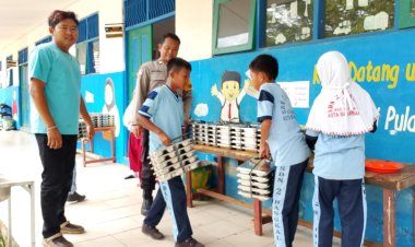 Polsek Cempaka Pantau Pembagian Makanan Bergizi di Sekolah Dasar Bentuk Dukungan Program Pemerintah