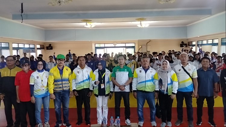 Tanah Laut Raih Juara Umum Kurash di Porprov Kalsel 2025, Ketua Ferkushi Serahkan Medali