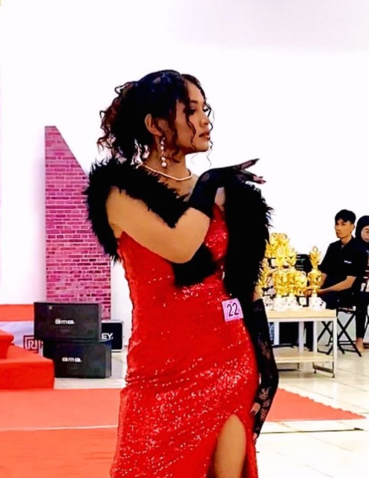 Sabrina Berkarakter Sebagai Model Berhasil Mencuri Perhatian Publik