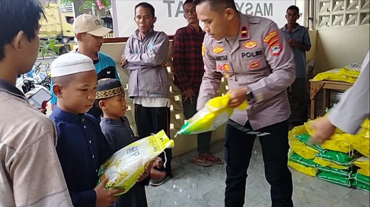 Polsek Cempaka Salurkan 200 Sak Beras untuk Warga dalam Program Jumat Berkah