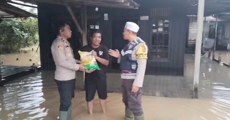 Polsek Cempaka Salurkan Bantuan Beras kepada Warga Terdampak Banjir Wilayah Cempaka