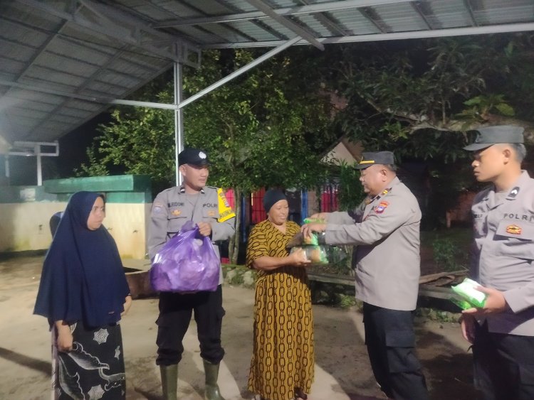 Polsek Kurau Bersama Pramuka Salurkan Ratusan Porsi Makanan untuk Korban Banjir, IPTU Bambang: Komitmen Polri Bersama Masyarakat