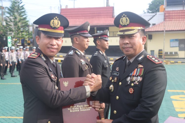 14 Personel Polres Balangan Terima Tanda Kehormatan Satyalancana Pengabdian