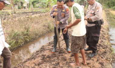 Polsek Aluh Aluh Tanam Jagung Pipil Bersama Warga, Dukung Ketahanan Pangan