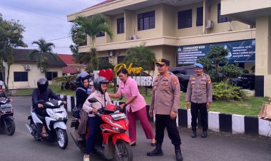 Terkejut Dikira Razia, Anggota Polres Banjarbaru Bagi Takjil di Jalan A Yani