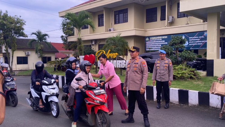 Terkejut Dikira Razia, Anggota Polres Banjarbaru Bagi Takjil di Jalan A Yani