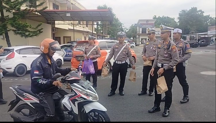 Pererat Hubungan Masyarakat Dan Polri Satlantas Polres Banjarbaru berbagi Takjil
