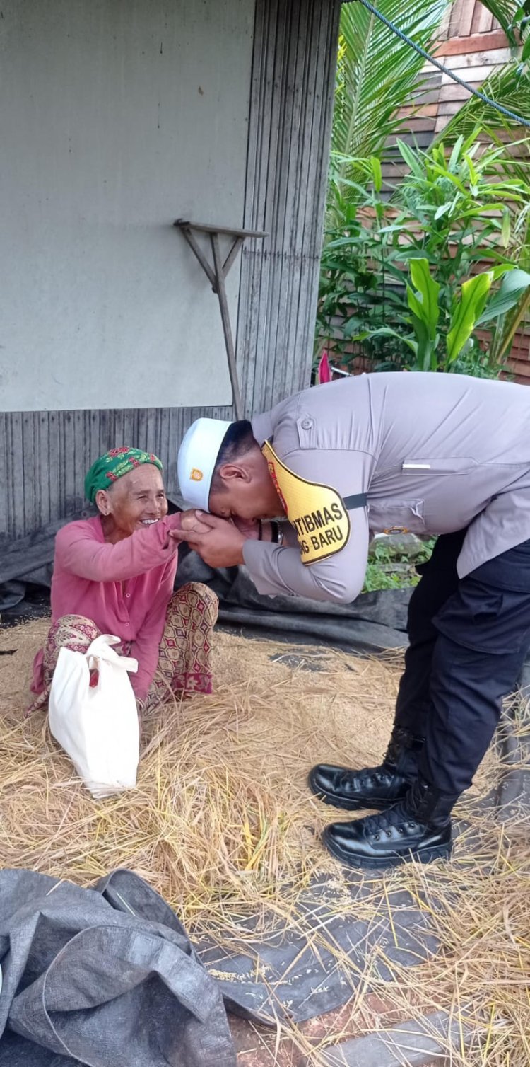Bhabinkamtibmas Kampung Baru Salurkan Bantuan Sembako, Perkuat Kedekatan Polri dengan Warga