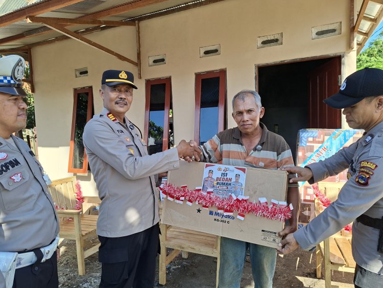 Polsek Banjarbaru Utara Serahkan Perabot Rumah kepada Penerima Program Bedah Rumah Sambut Hari Bhayangkara ke-80